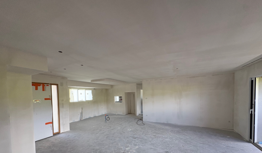 Application professionnelle d'enduit airless sur murs intérieurs de maison individuelle à Cambo-les-Bains