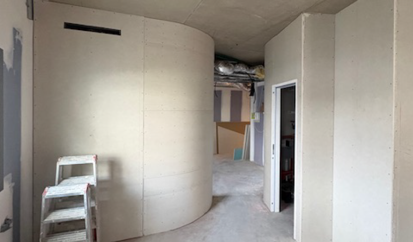 Finition des bandes et enduit sur cloisons rondes de bureaux à Biarritz, savoir-faire cloisons Cambo-les-Bains