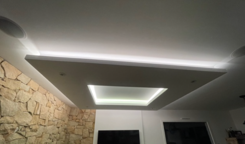 Artisan plâtrier AIZPURU ENEKO réalisant un plafond décoratif Pays Basque de haute qualité