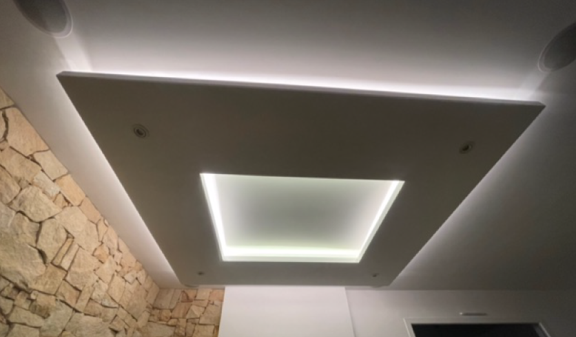 Finitions précises sur plafond rampant décoratif pour un intérieur unique à Cambo-les-Bains