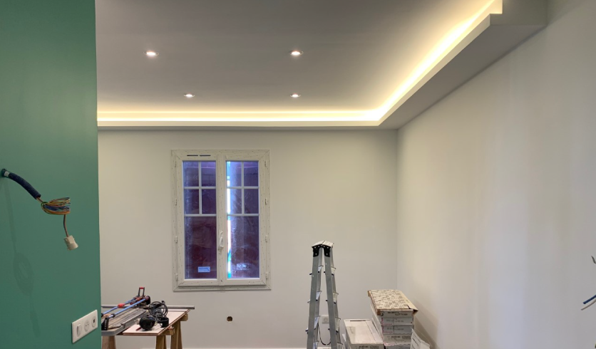 Rénovation plâtrerie et plafond décoratif à Cambo-les-Bains pour un salon élégant