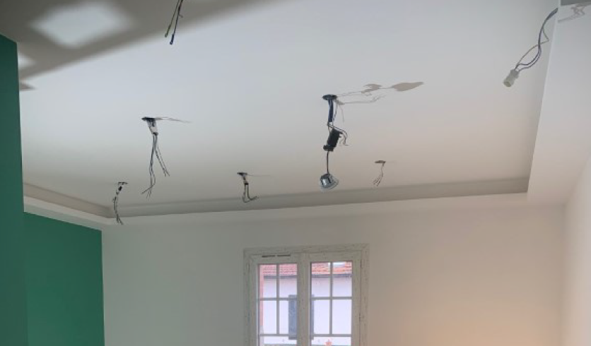 Détail technique d'un plafond décoratif Pays Basque avec éclairage LED encastré