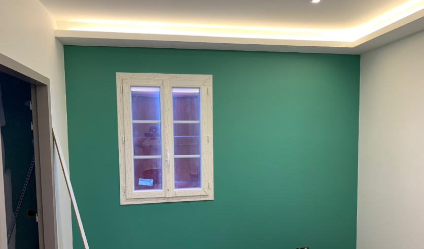 Plafond rampant décoratif Pays Basque alliant esthétique moderne et savoir-faire traditionnel