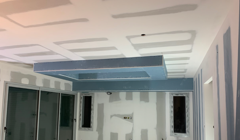 Aménagement intérieur élégant avec plafond décoratif à Cambo-les-Bains