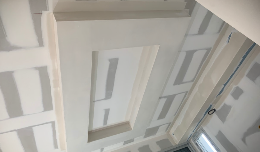Finitions soignées d'un plafond décoratif à Cambo-les-Bains avec moulures contemporaines