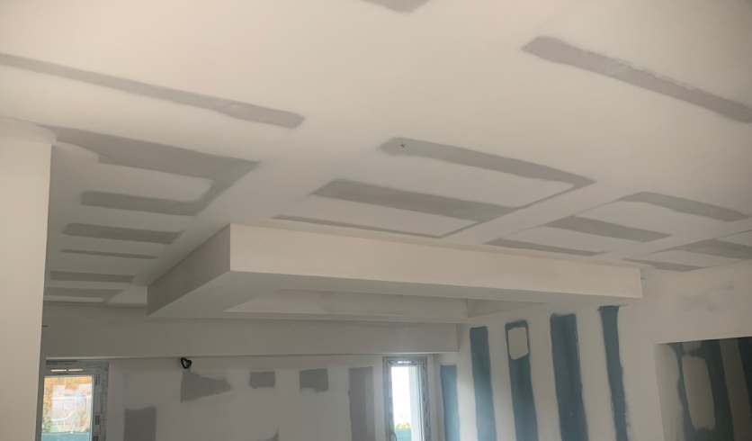 Plafond décoratif Pays Basque avec système d'éclairage indirect intégré