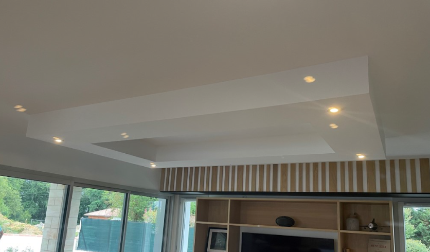 Rénovation de salon avec plafond décoratif Pays Basque signé AIZPURU ENEKO