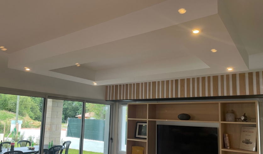 Détail technique d'un plafond décoratif à Cambo-les-Bains : précision des angles