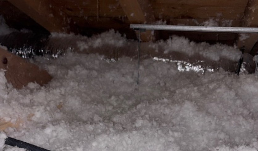 Application homogène de laine de verre soufflée pour une isolation thermique sans pont thermique