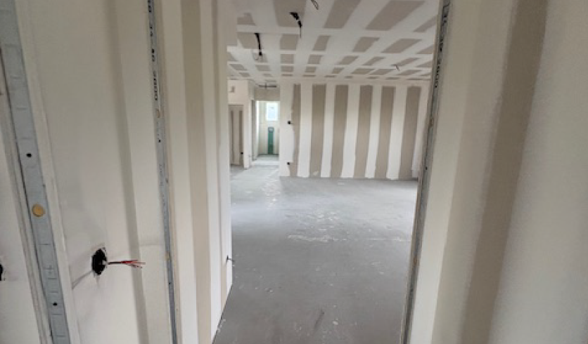Réalisation de joints de plaques de plâtre sur chantier de maison individuelle à Saint-Pée-sur-Nivelle