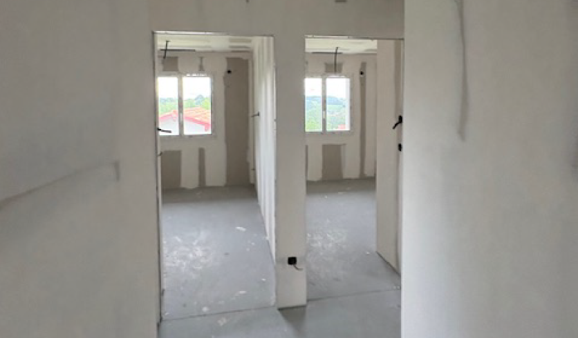 Lissage professionnel de joints sur mur intérieur avant peinture au Pays Basque