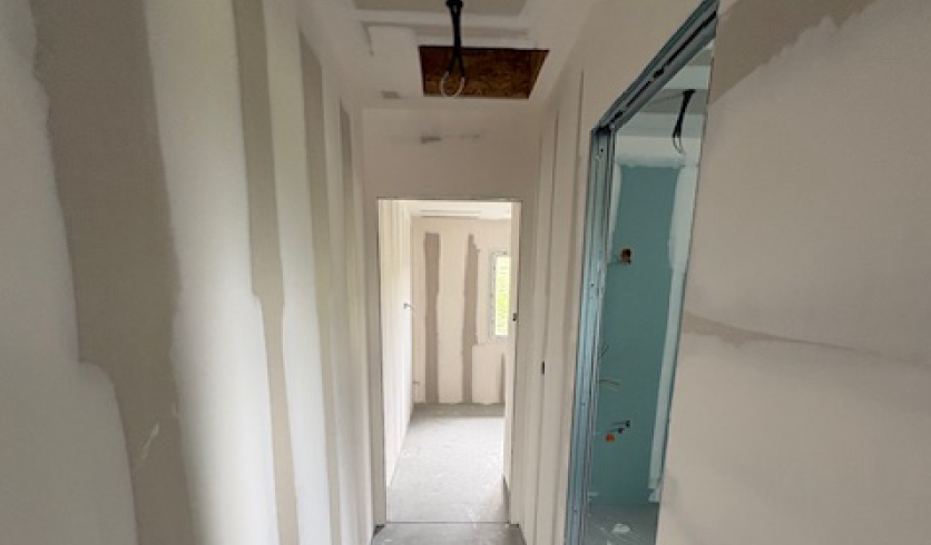 Lissage professionnel de joints sur mur intérieur avant mise en peinture à Cambo-les-Bains