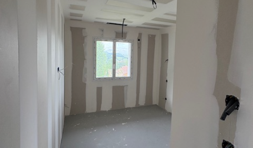 Préparation de surface pour peinture avec joints de placo parfaitement lisses à Cambo-les-Bains