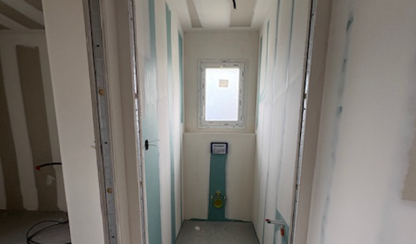 Mur intérieur de maison parfaitement préparé après ponçage des joints à Cambo-les-Bains