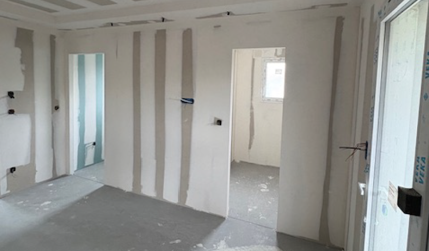 Exemple de planéité parfaite après réalisation de joints de plâtrerie à Cambo-les-Bains