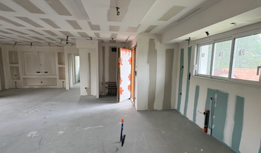 Finitions de joints invisibles pour plafond de maison neuve à Cambo-les-Bains