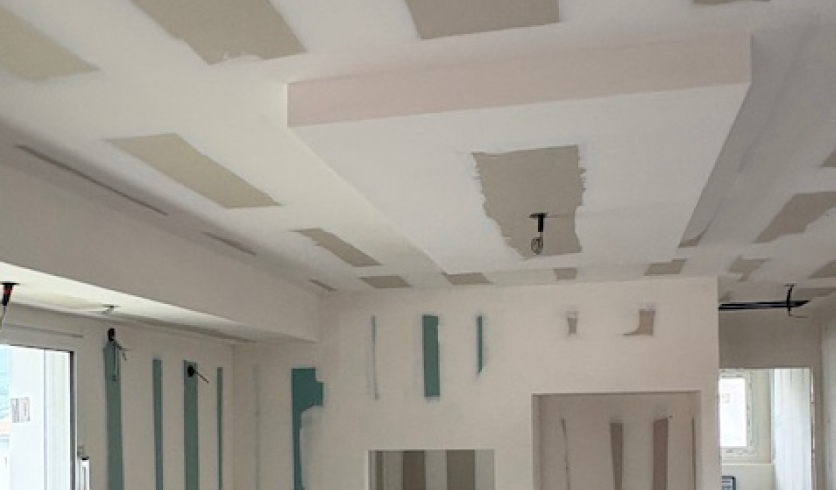 Préparation de surface pour peinture avec joints de placo lisses à Cambo-les-Bains