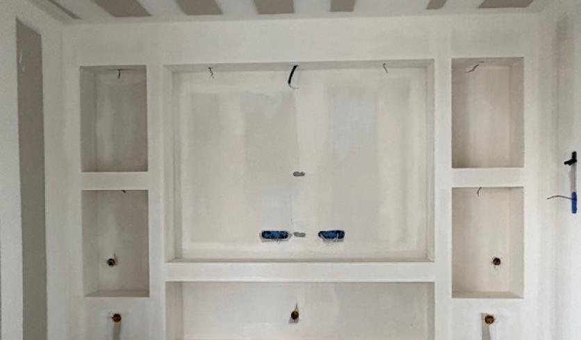 Détail technique d'un joint d'angle réussi sur plaque de plâtre à Cambo-les-Bains