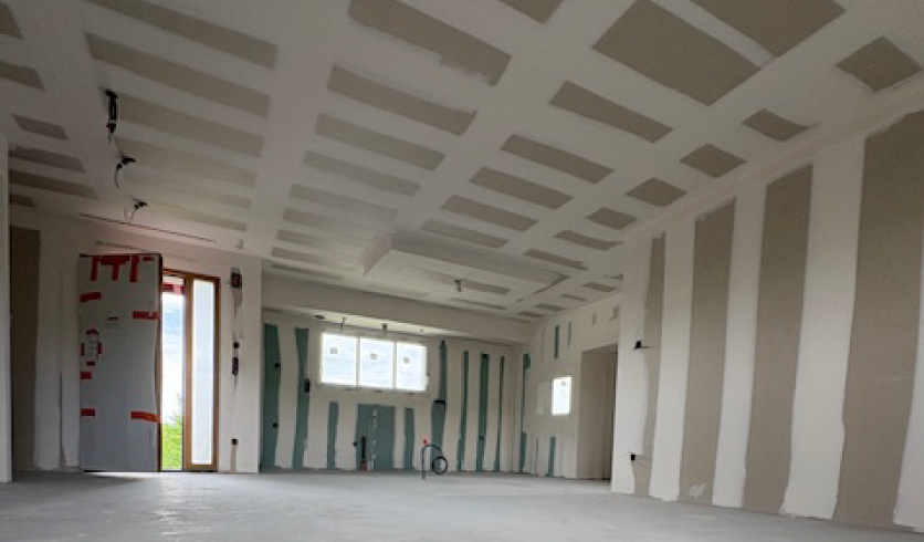 Joints de plâtrerie de haute qualité sur chantier de maison à Saint-Pée-sur-Nivelle, Pays Basque