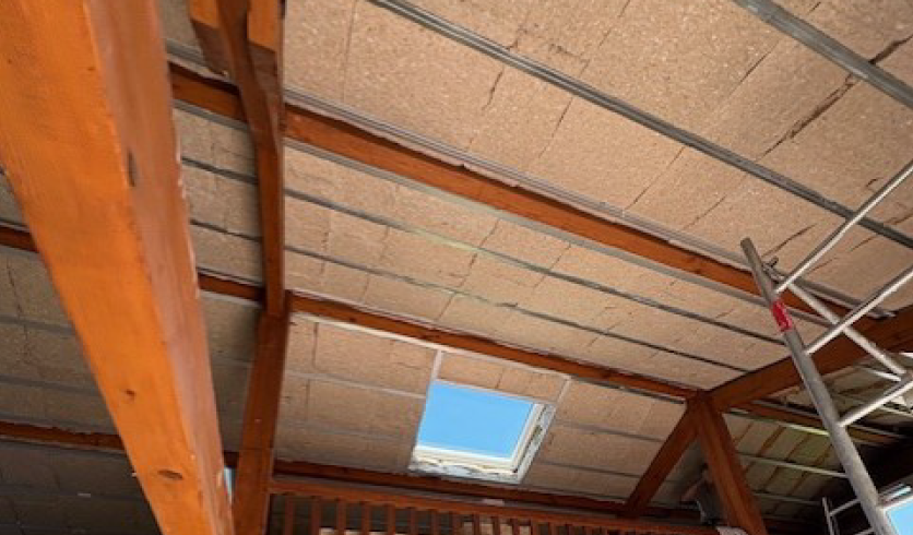 Mise en place de l'ossature métallique de haute précision au niveau laser pour plafond rampant à Sare
