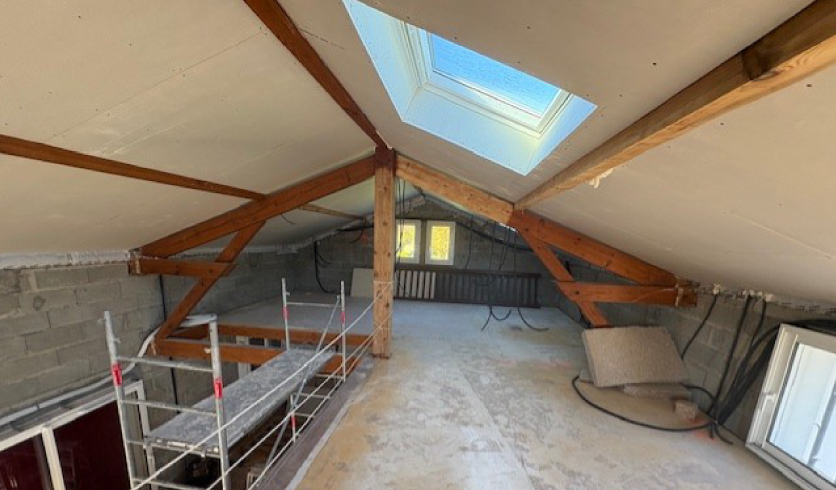 Traitement des joints d'angle sur plafond rampant complexe par le plâtrier AIZPURU ENEKO