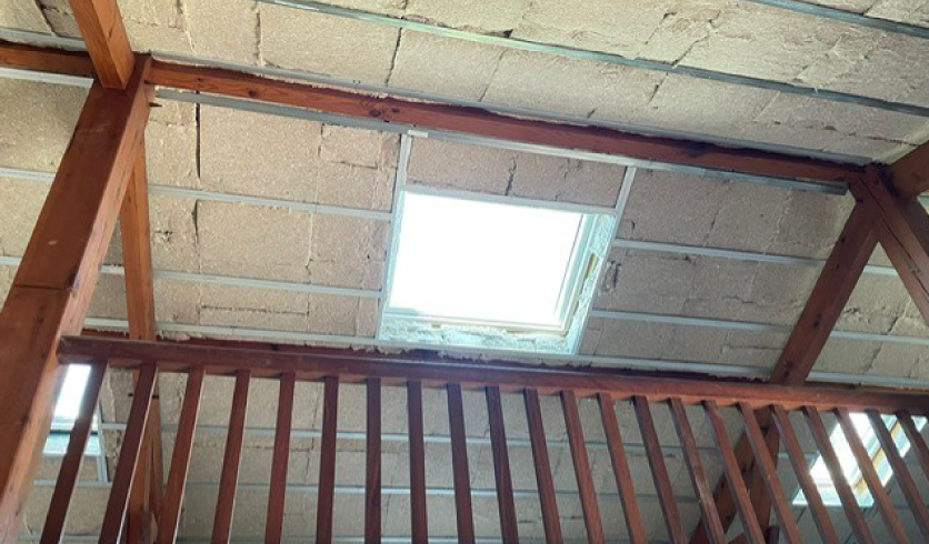 Lissage des enduits de finition sur plafond en sous-pente et contour de fenêtre de toit à Sare