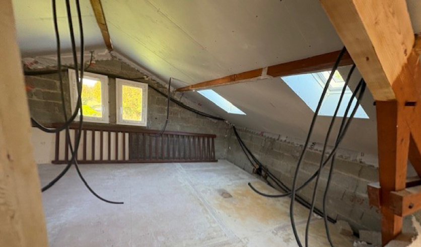 Intégration d'un spot LED encastrable dans le faux plafond rampant en placo à Sare