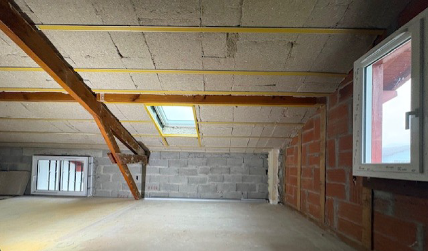 Détail de la finition d'un spot lumineux affleurant sur plafond rampant parfaitement lisse