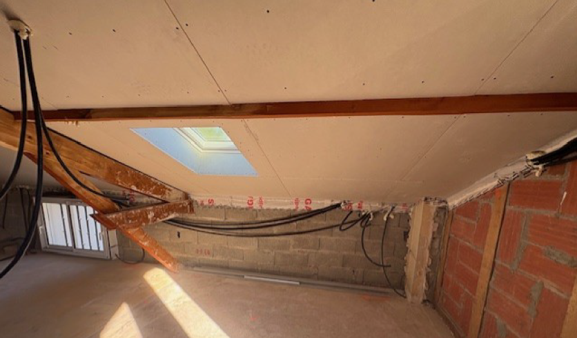 Habillage en plaques de plâtre d'une sous-pente de toiture, réalisation d'expert à Cambo-les-Bains