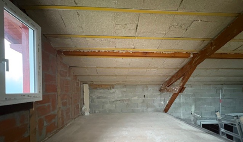 Finition des joints de dilatation sur plafond rampant, savoir-faire AIZPURU ENEKO à Cambo-les-Bains
