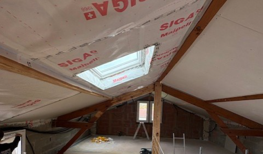 Encadrement de fenêtre de toit et habillage placo sur rampant par nos plâtriers de Cambo-les-Bains