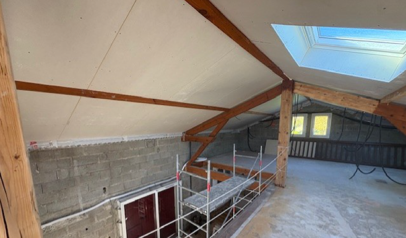 Surface de plafond rampant préparée à l'enduit de lissage, prête pour la peinture à Cambo-les-Bains
