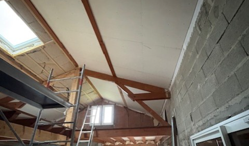 Rénovation d'un salon cathédrale sous rampants de toiture par AIZPURU ENEKO à Cambo-les-Bains