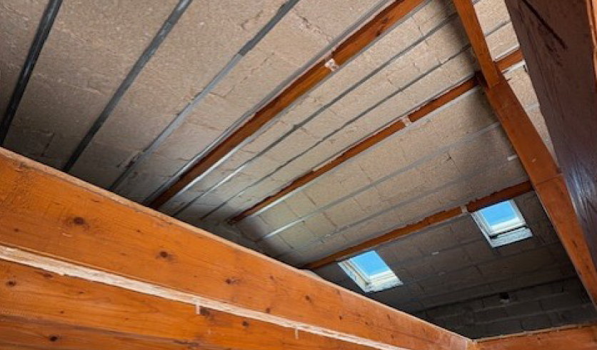Plafond rampant acoustique fixé sur ossature longue portée pour maison à Cambo-les-Bains
