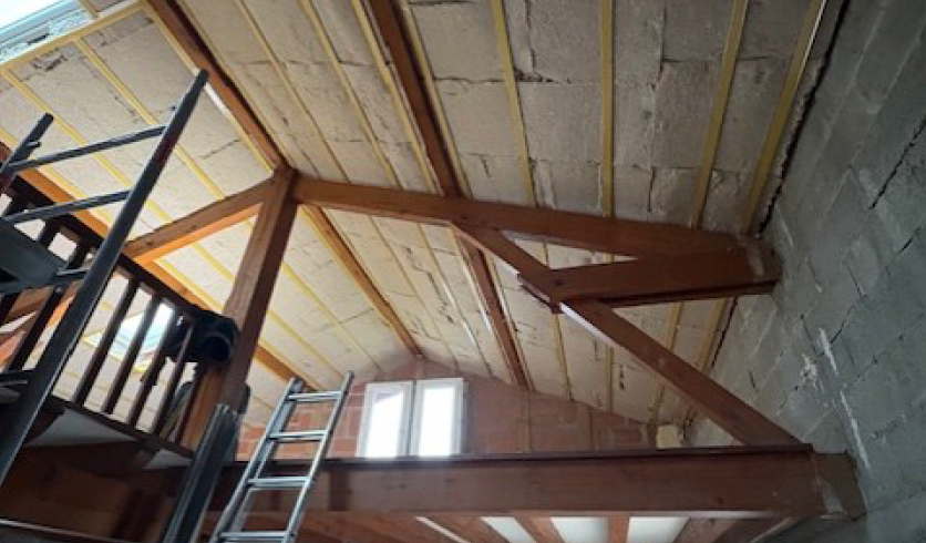 Vue d'ensemble du chantier de plafond rampant livré à Sare par votre artisan de Cambo-les-Bains