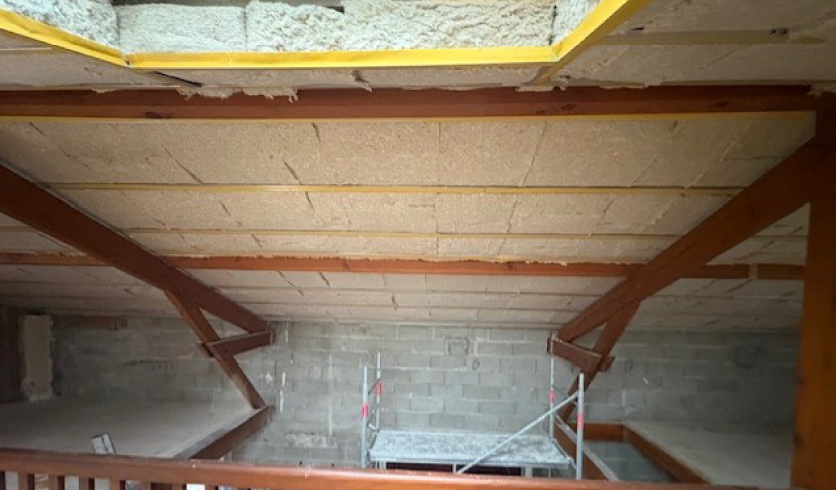 Liaison technique parfaite entre mur et plafond rampant pour une extension de maison à Cambo-les-Bains