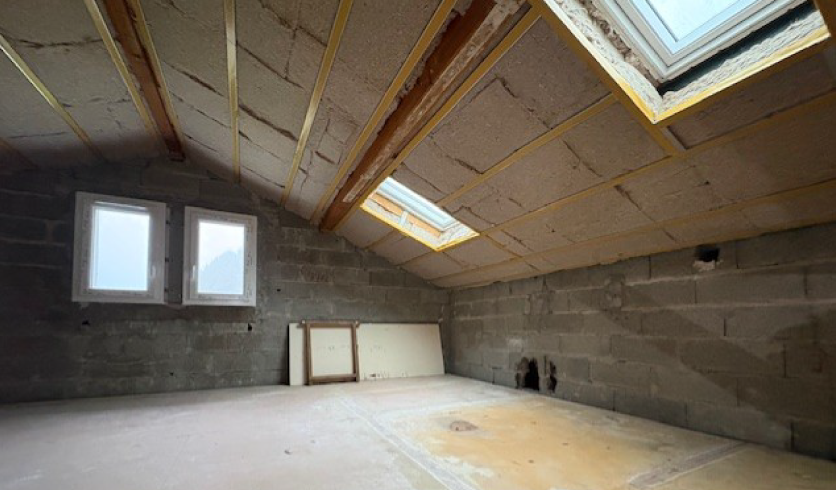 Pose des fourrures métalliques de maintien pour faux plafond en sous-pente à Cambo-les-Bains