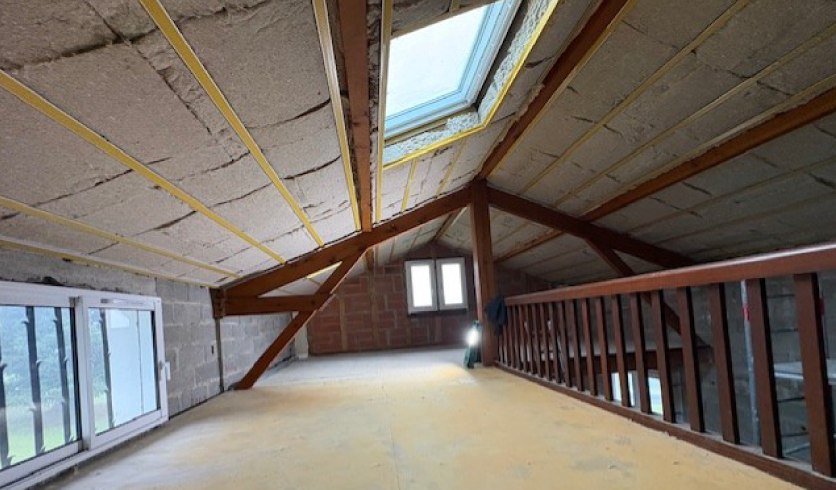 Ratissage complet à l'enduit de lissage sur un plafond rampant réalisé à Cambo-les-Bains