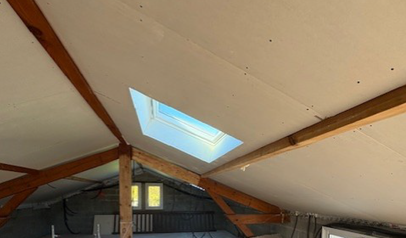 Gain de luminosité et volume dégagé grâce à la pose d'un plafond rampant à Cambo-les-Bains
