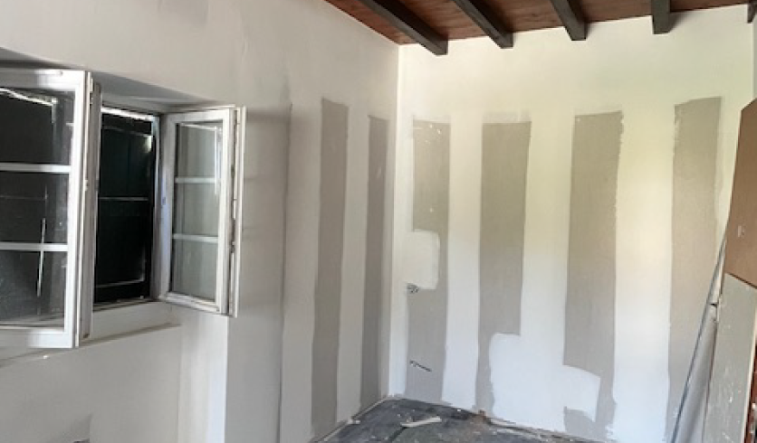 Détail d’une retombée de plafond et jonction murale en plâtre gâché sur brique à Cambo-les-Bains