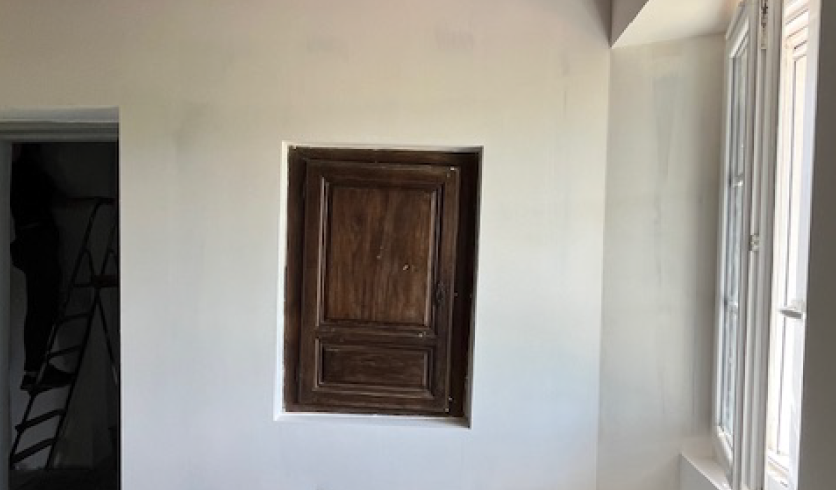 Finition lisse et planéité parfaite d’un plafond d'envergure en plâtre traditionnel au Pays basque