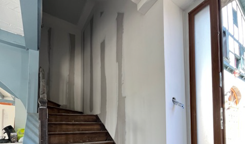 Préparation du support d'accroche et gobetis pour un plafond en plâtrerie traditionnelle
