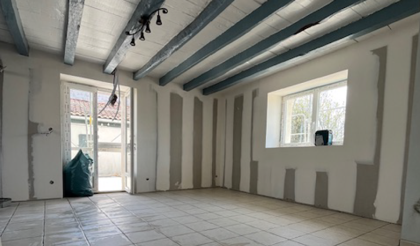 Raccordement d'un plafond plâtré à l'ancienne sur une ossature de cloison sèche à Cambo-les-Bains