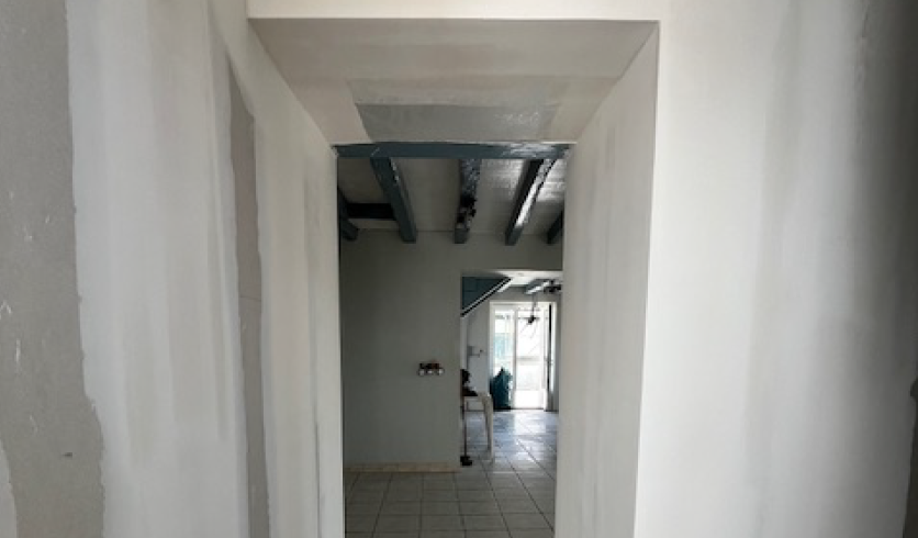 Renforcement de l'isolation phonique entre les étages de la Villa Arnaga via un faux plafond suspendu
