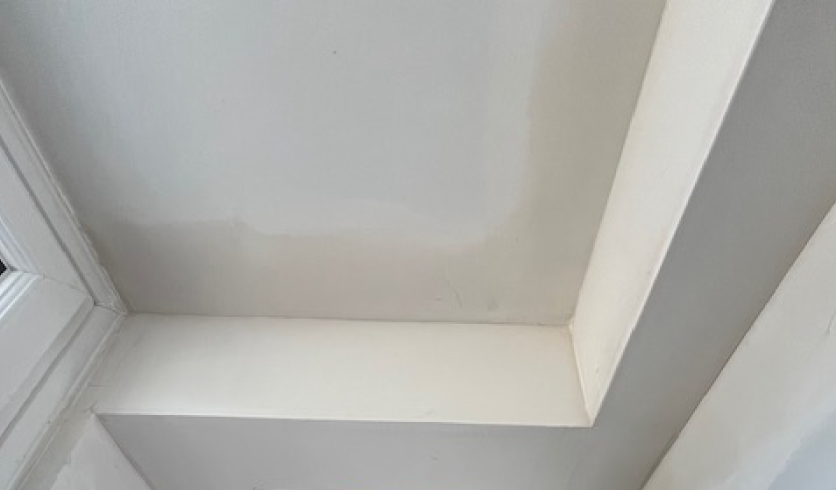 Préparation des surfaces sous plafond avant la pose de plaques de doublage isolant