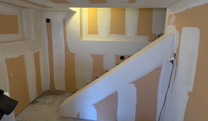 Artisan plâtrier AIZPURU ENEKO en phase de ponçage avant mise en peinture au Pays basque