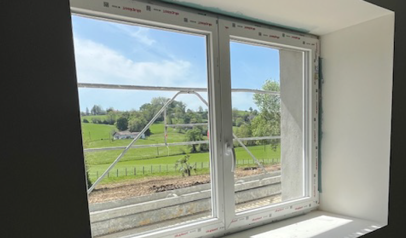 Doublage thermique par l'intérieur utilisant des plaques isolantes haute performance
