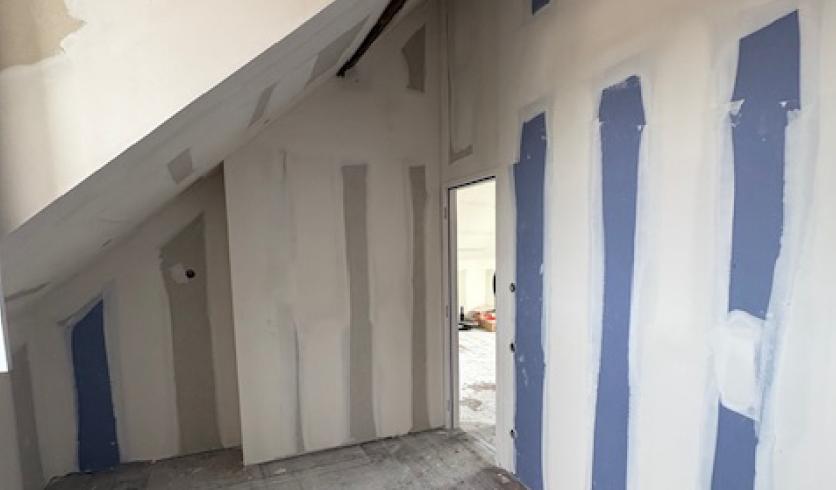 Pose de joints de finition airless pour une surface de mur parfaite à Cambo-les-Bains