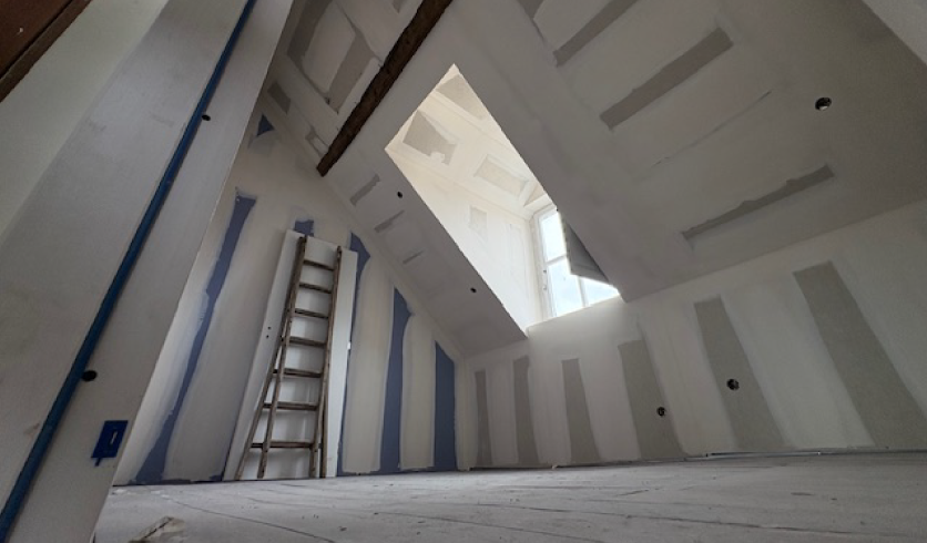 Installation de plaques de plâtre hydrofuges pour une salle de bain au Pays basque