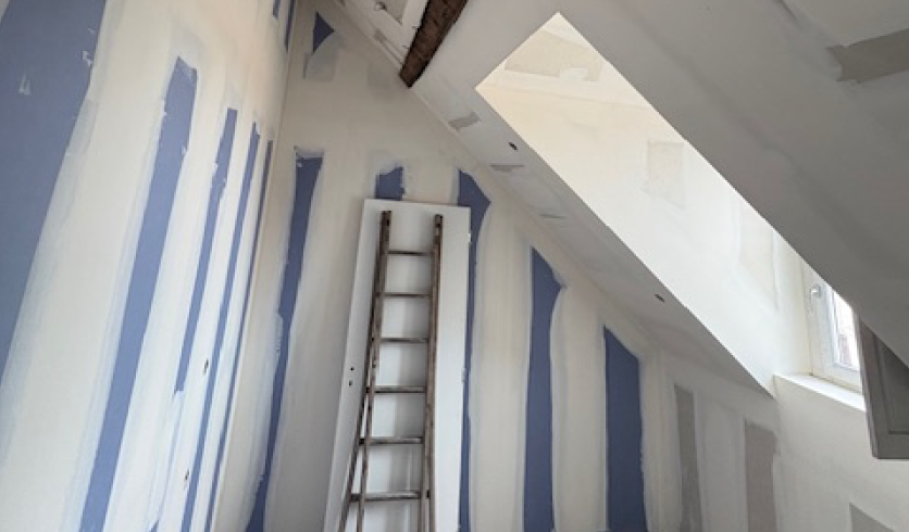 Résultat final d'un chantier de plâtrerie sèche livré à Cambo-les-Bains par notre équipe